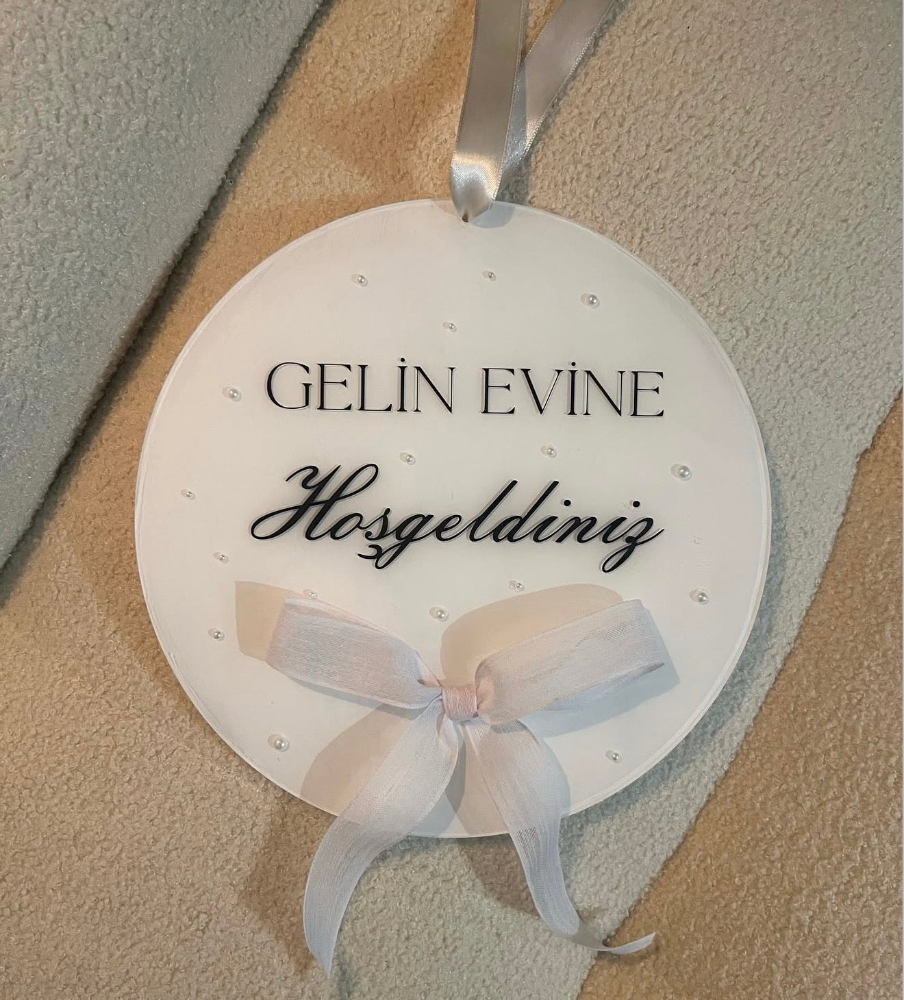 Gelin Evi mit Perlen und Schleife