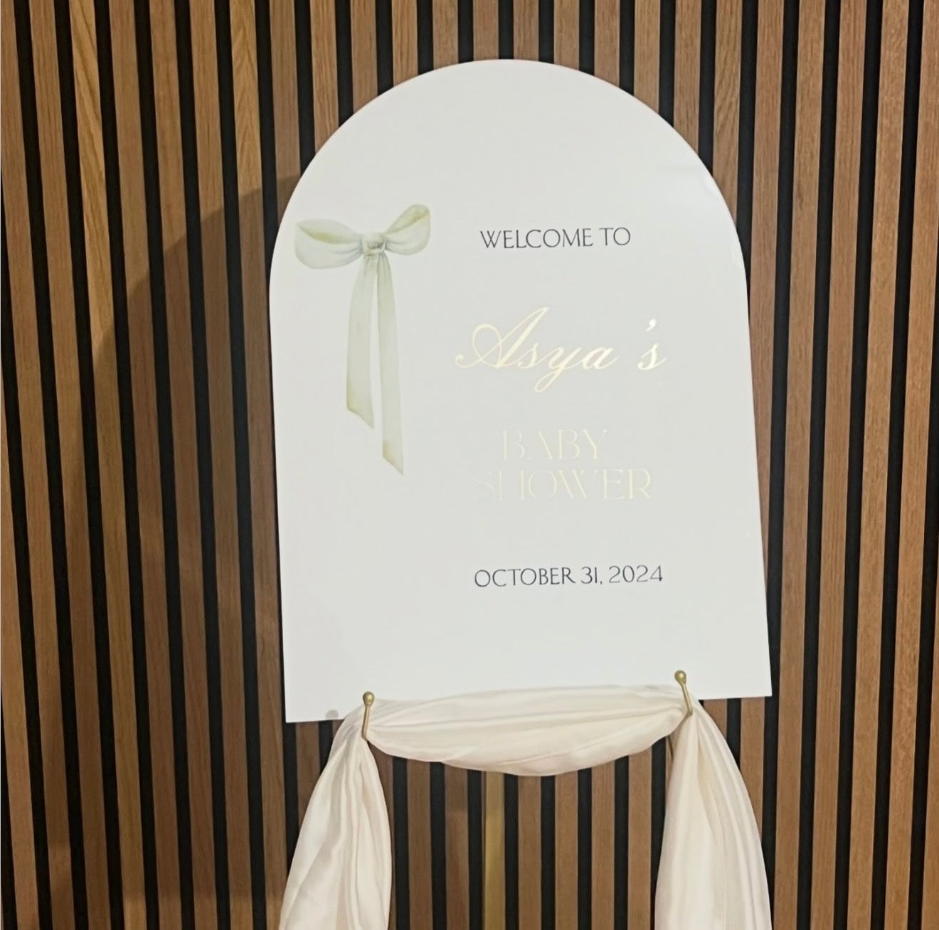 Bogenförmige Empfangstafel