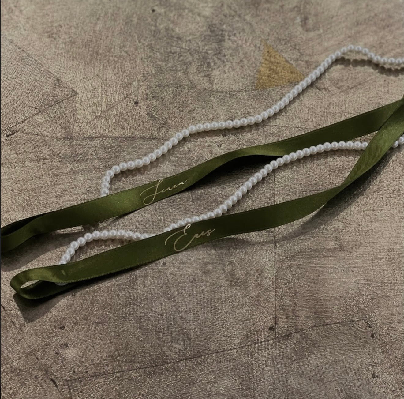 Ringband mit fallenden Perlen