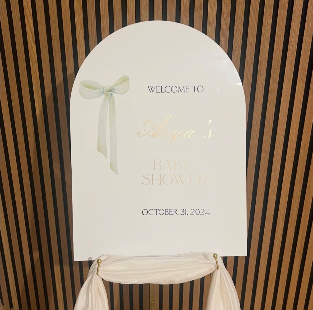 Bogenförmige Empfangstafel