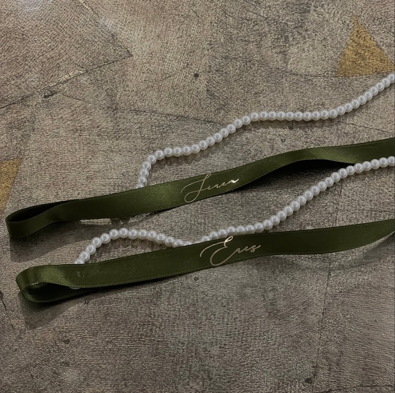 Ringband mit fallenden Perlen