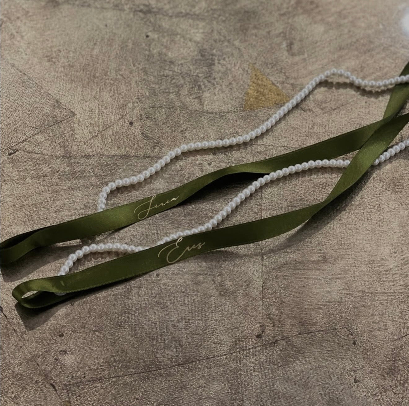 Ringband mit fallenden Perlen