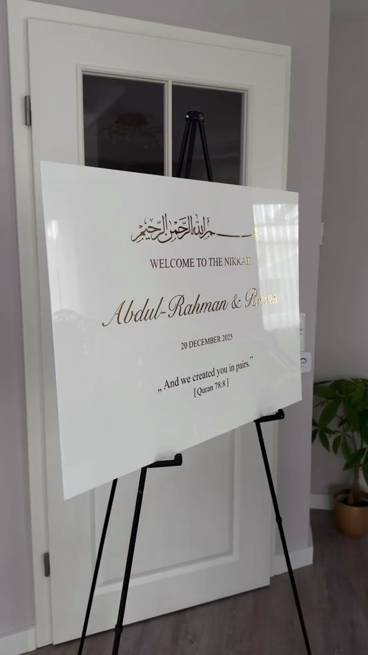 schlichte Empfangstafel